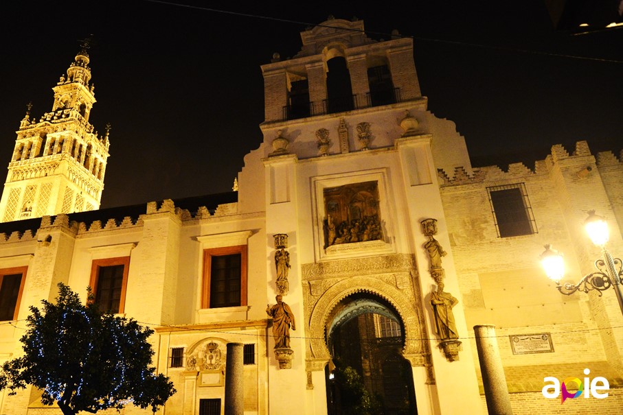 Tour through Sevilla at night